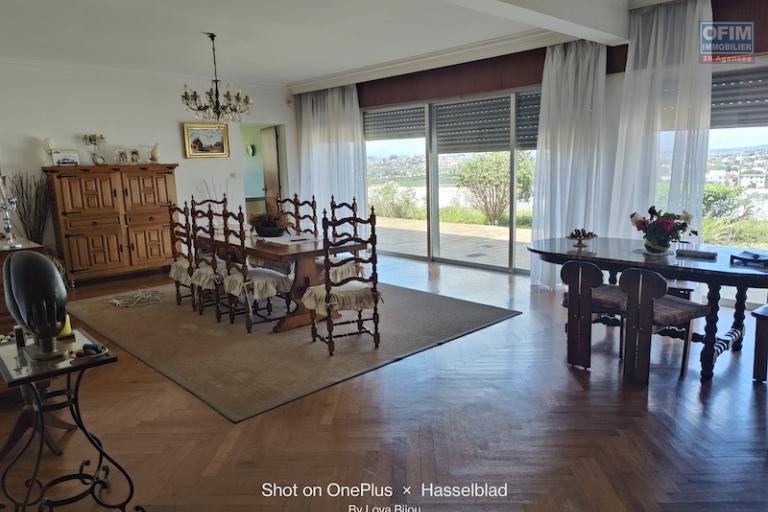  OFFRE EXCEPTIONNELLE  Grande villa F6 de 500 M2 habitables sur un terrain de 3534 M2 à Ambohibao