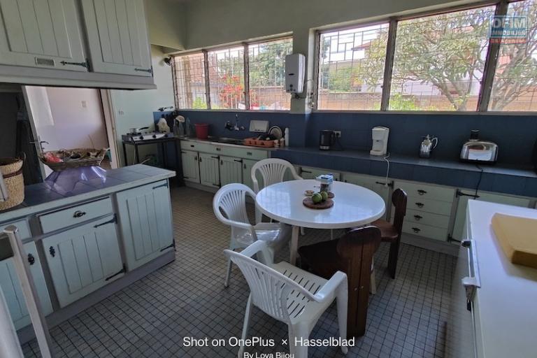  OFFRE EXCEPTIONNELLE  Grande villa F6 de 500 M2 habitables sur un terrain de 3534 M2 à Ambohibao