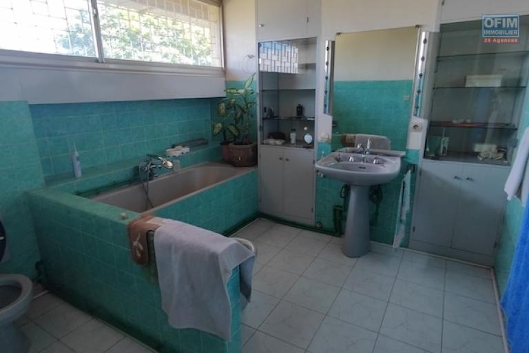  OFFRE EXCEPTIONNELLE  Grande villa F6 de 500 M2 habitables sur un terrain de 3534 M2 à Ambohibao