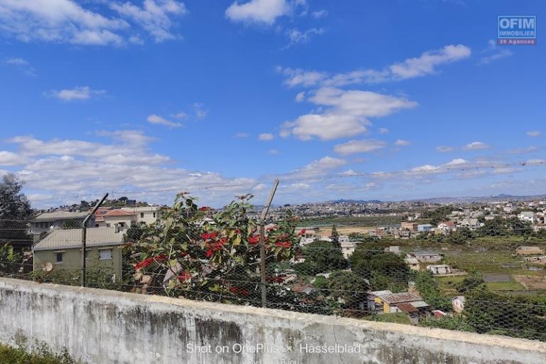  OFFRE EXCEPTIONNELLE  Grande villa F6 de 500 M2 habitables sur un terrain de 3534 M2 à Ambohibao