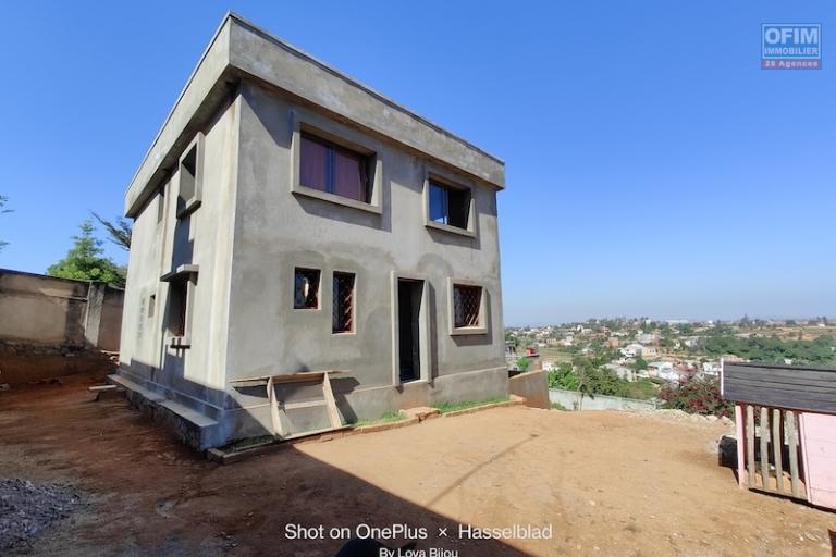 VENTE MAISON F4 SUR TERRAIN DE 874 m2 A AMBOHIDRATRIMO, contact Mr Jacky