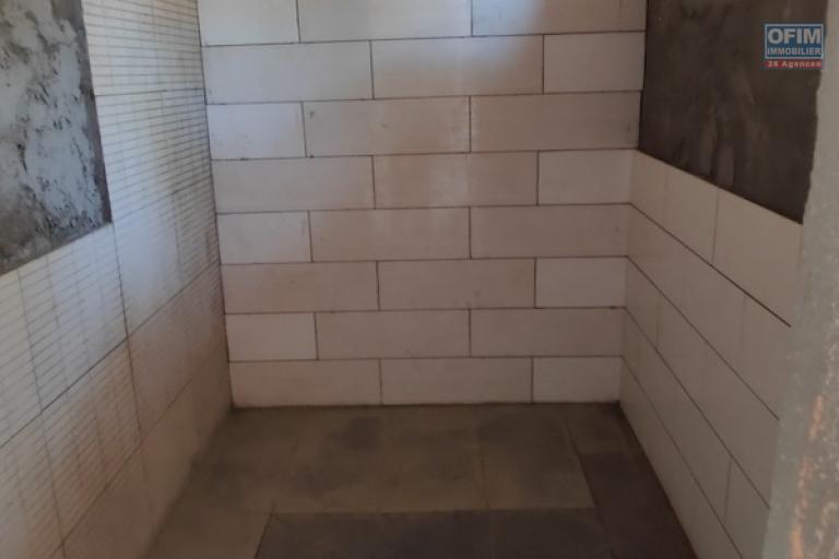 VENTE MAISON F4 SUR TERRAIN DE 874 m2 A AMBOHIDRATRIMO, contact Mr Jacky 0340244304