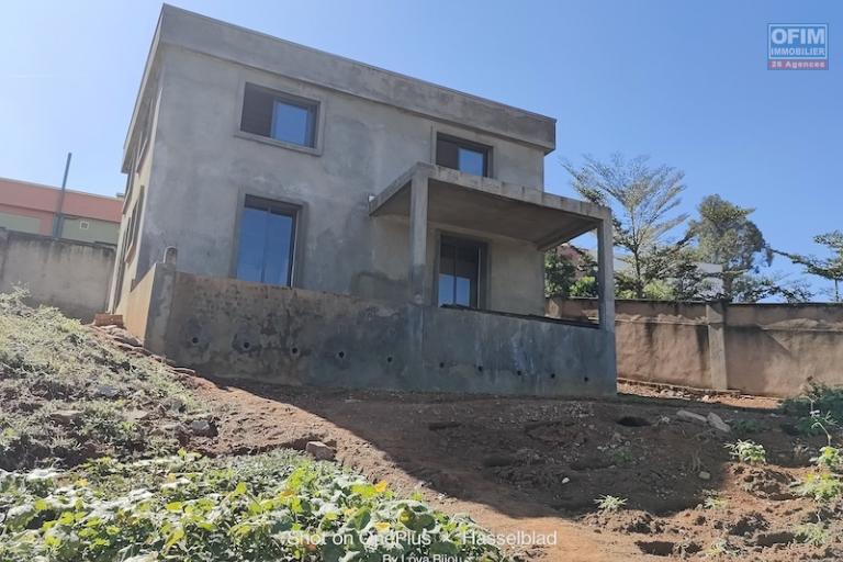 VENTE MAISON F4 SUR TERRAIN DE 874 m2 A AMBOHIDRATRIMO, contact Mr Jacky