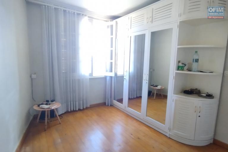 3 appartements indépendants en bord de route principale avec parking à Anjanahary-Antananarivo