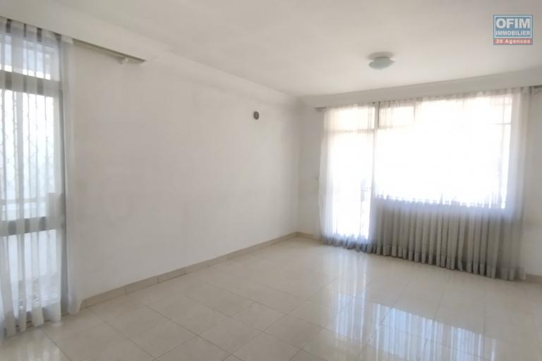 3 appartements indépendants en bord de route principale avec parking à Anjanahary-Antananarivo