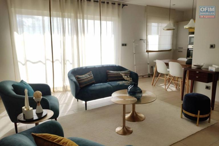 OFIM Immobilier loue un appartement T2 entièrement meublé sur Analamahitsy dans une résidence sécurisée 24/24 disponible de suite.
