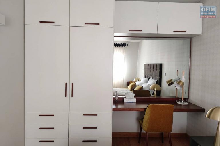 OFIM Immobilier loue un appartement T2 entièrement meublé sur Analamahitsy dans une résidence sécurisée 24/24 disponible de suite.