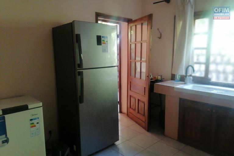 À louer une villa basse de type F4 dans un quartier calme et arboré non loin de la route principale et à 5 minutes de l'aéroport, sis à Mandrosoa Ivato