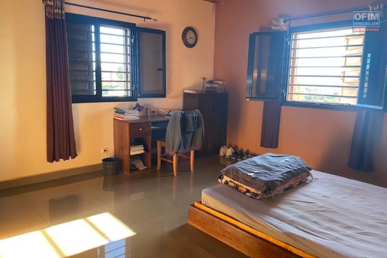 Une villa semi meublée F6 à Ambohijanaka