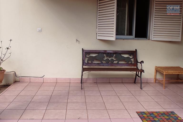 Charmante maison  meublée de type F2 avec jardin située à Analamhitsy