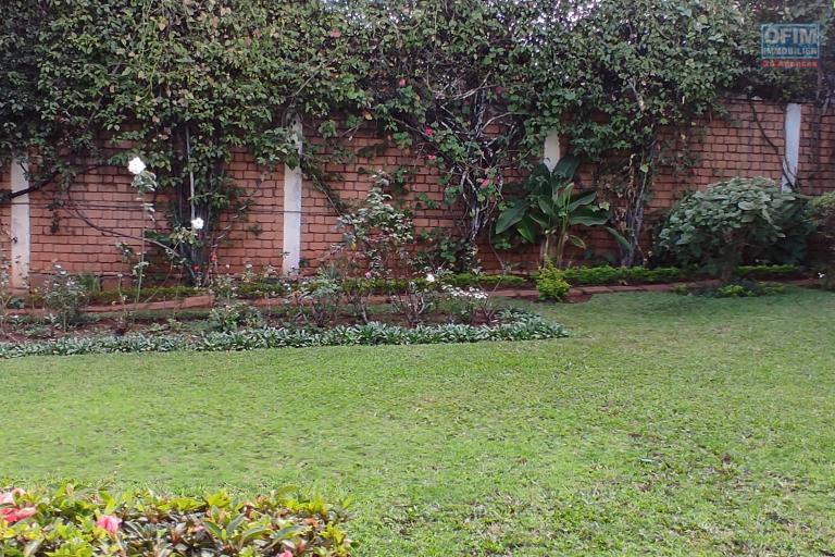 Charmante maison  meublée de type F2 avec jardin située à Analamhitsy
