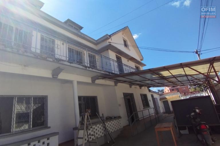 Une maison R+2 de  27 pièces, bord de route principale, en plein centre ville sise à Ankorahotra- Antananarivo