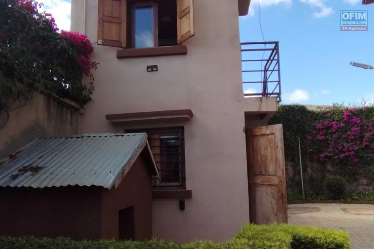 Villa à étage F7 sur  916 m2 de terrain à Ambohijanaka- Antananarivo