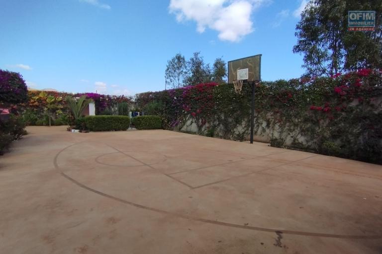 Villa à étage F7 sur  916 m2 de terrain à Ambohijanaka- Antananarivo