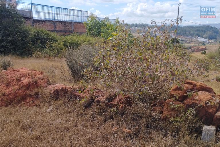 Terrain de 1240 m2, en bord de route en pavé, à Ilafy Antsampandrano-Antananarivo