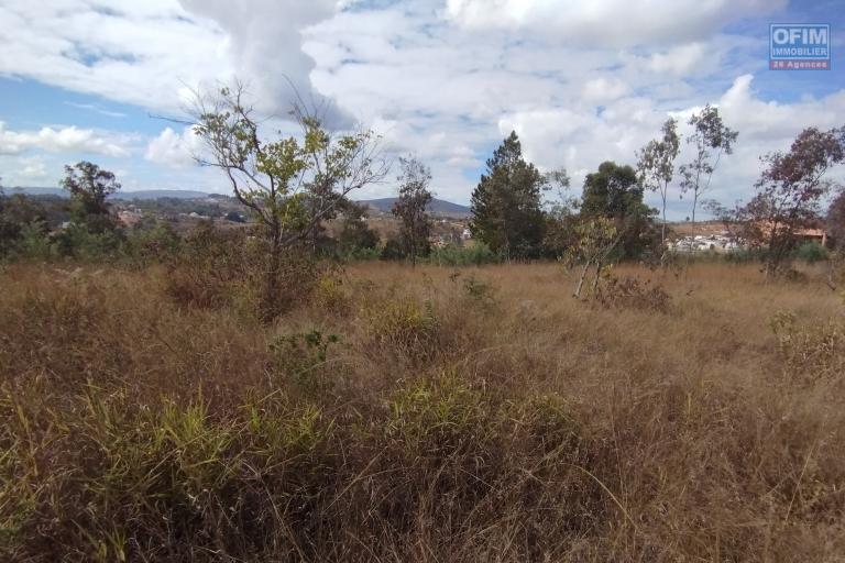 Grand terrain de 1HA 61A 18 CA, clôturé, en bord de route en pavé à Antsampandrano Ilafy- Antananarivo