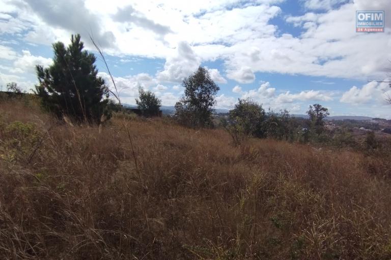 Grand terrain de 1HA 61A 18 CA, clôturé, en bord de route en pavé à Antsampandrano Ilafy- Antananarivo