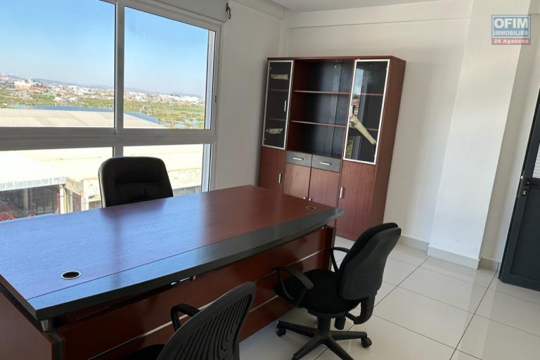 location d'un bureau  de 60m2 meublé à Alarobia