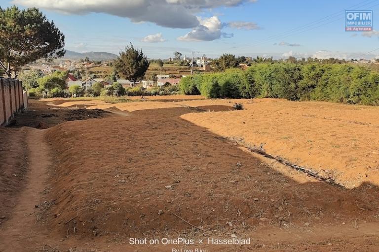 RARE À vendre Magnifique terrain de 2593 m² avec 25 mètres de façade en bordure de la R N 4