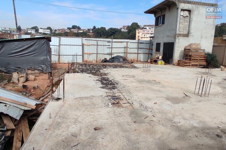Un terrain 400 m2 plat prêt à bâtir situé à 3mn de l'ambassade des états unis à Andranomena