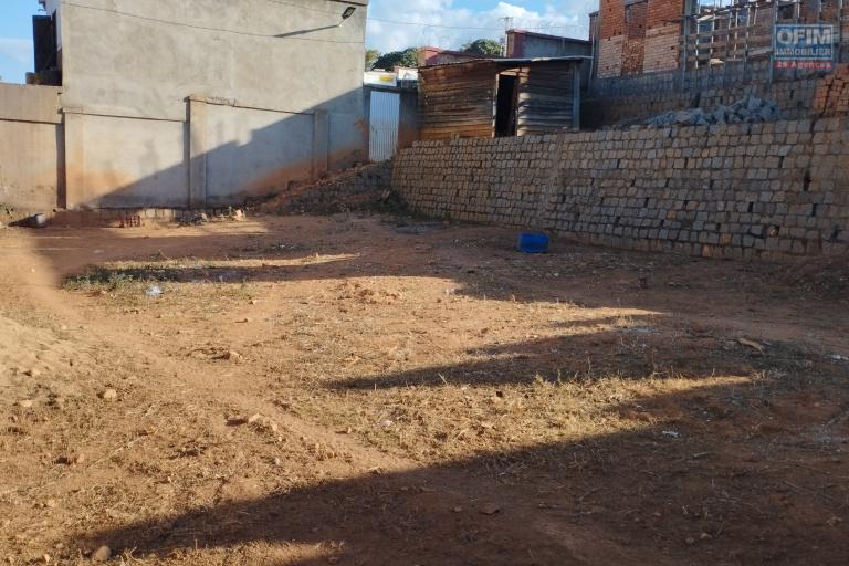 Terrain entièrement clôturé de 690 m2 à Bongatsara Amboanjobe- Antananarivo