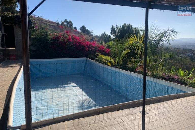 Une villa F6 avec piscine à 15mn du Lycée Français dans une résidence sécurisée à Ambatobe
