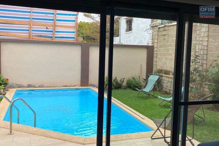 Une villa F6 avec piscine à 5mn à pied du Lycée Français à Ambatobe