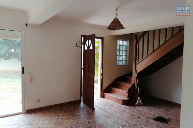 À louer une villa à étage de type F5 non loin de l'école primaire Claire Fontaine sis à Faralaza Talatamaty
