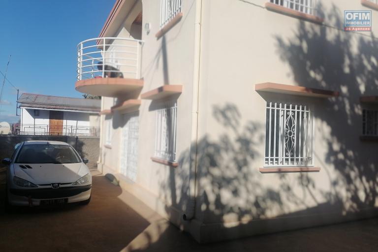À louer une maison à étage rénovée de type F5 dans un quartier résidentiel et sécurisé et à proximité de toutes les commodités sis à Ambohibao Imerinafovoany (NON DISPONIBLE)