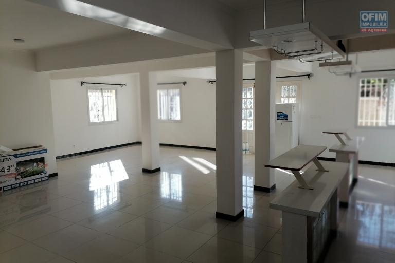 À louer une maison à étage rénovée de type F5 dans un quartier résidentiel et sécurisé et à proximité de toutes les commodités sis à Ambohibao Imerinafovoany (NON DISPONIBLE)