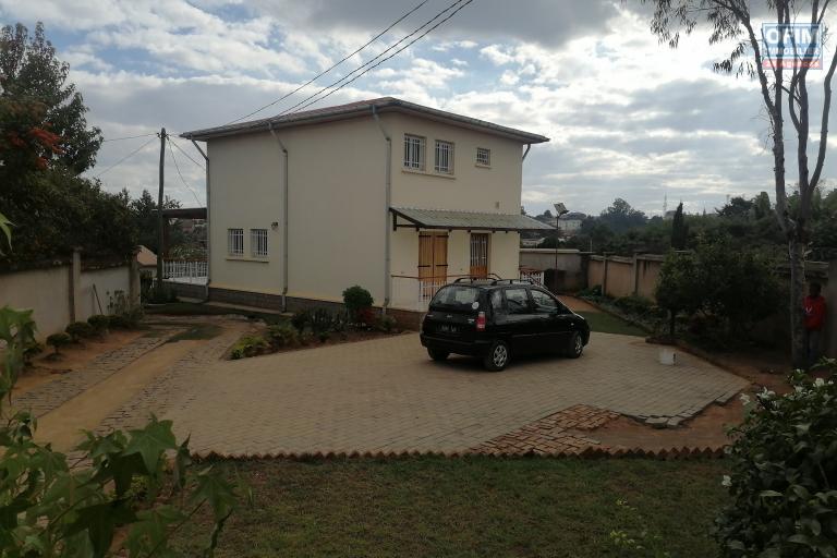 À louer une villa neuve à étage de type F4 dans une résidence sécurisée non loin de l'école primaire française C et l'aéroport sis à Ambohijanahary Ambohibao
