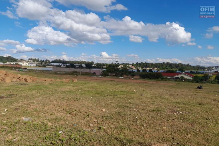 Beau terrain plat prêt à bâtir de 8000m2 avec vue sur lac à Ambohidratrimo