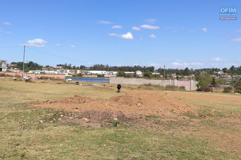 Beau terrain plat prêt à bâtir de 8000m2 avec vue sur lac à Ambohidratrimo