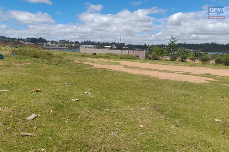 Beau terrain plat prêt à bâtir de 8000m2 avec vue sur lac à Ambohidratrimo