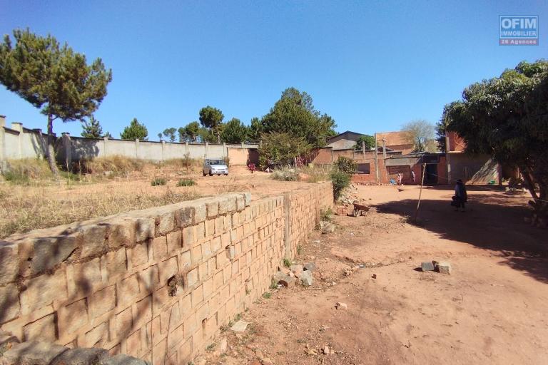 Terrain de 2057 m2 sur 2 niveaux, entièrement clôturé à Ivato Soaviniarivo- Antananarivo
