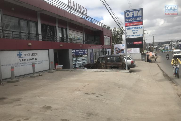 A louer un local de 62 m² au 1er niveau d'un immeuble fraîchement construit bord de route très fréquentée d'Ambohibao