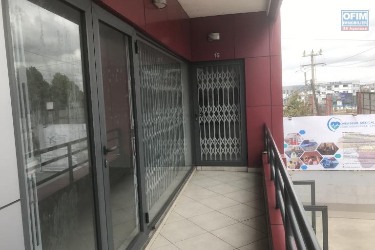 A louer un local de 62 m² au 1er niveau d'un immeuble fraîchement construit bord de route très fréquentée d'Ambohibao