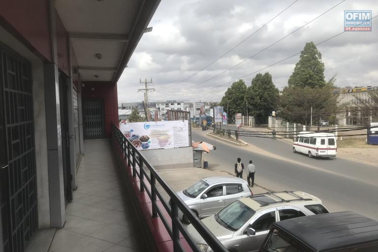 A louer plusieurs bureaux ou commerce &agrave; Ambohibao sur la route principale d'Ivato de 35 &agrave; 110 m2
