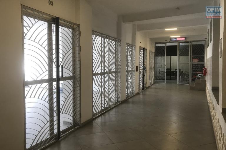 A louer plusieurs bureaux ou commerce &agrave; Ambohibao sur la route principale d'Ivato de 35 &agrave; 110 m2