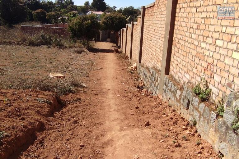 Terrain 2 110 m2, plat, prêt à bâtir à Anjomakely Ivato- Antananarivo
