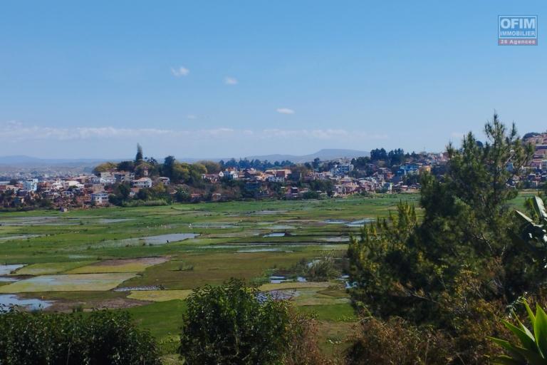 Un grand terrain de 2ha06a30ca avec maison F5 à étage à Ambolokandrina - Antananarivo