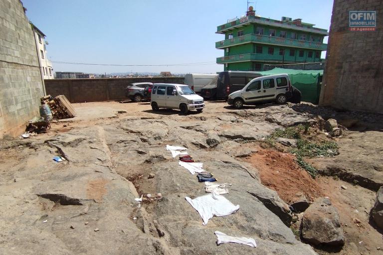 Un terrain beau de 828 m2 entièrement clôturé en plein centre ville à Soanierana-Antananarivo