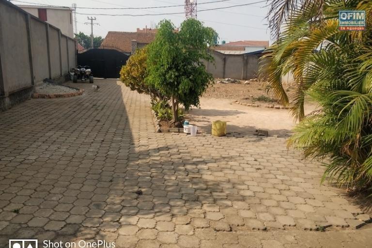Vente beau terrain de 800M2 clôturé avec piscine à ivato