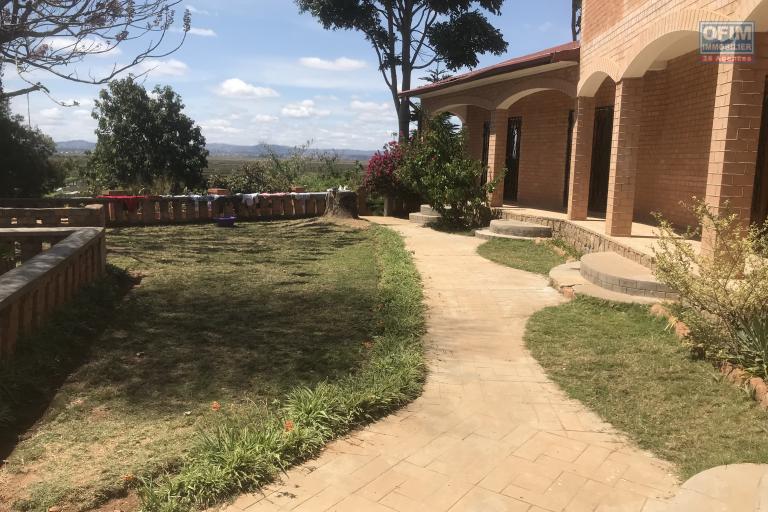 À louer une villa à étage de type F5 dans un endroit calme non loin de l'aéroport et l'école primaire française C, sis à Ambohibao Ambohijanahary (NON DISPONIBLE)