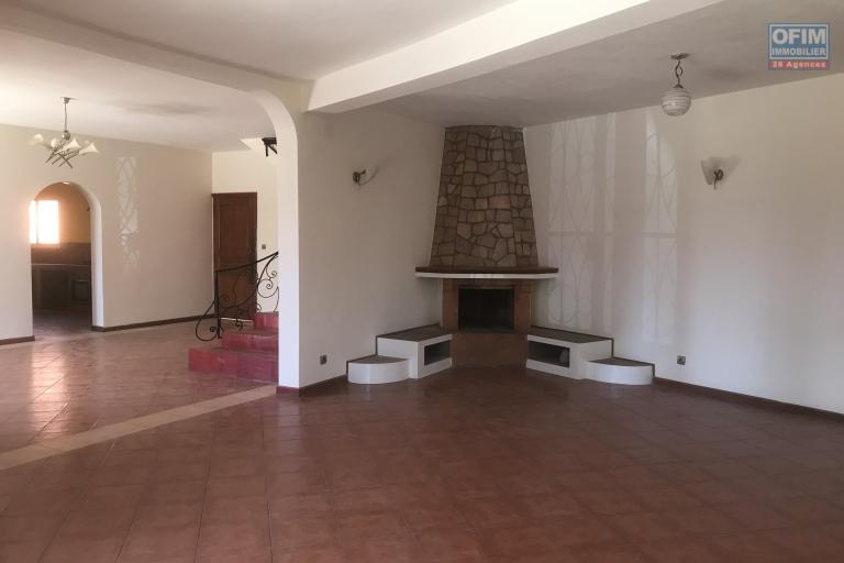 À louer une villa à étage de type F5 dans un endroit calme non loin de l'aéroport et l'école primaire française C, sis à Ambohibao Ambohijanahary (NON DISPONIBLE)