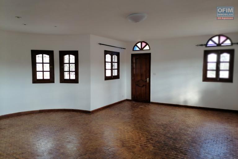 À louer une villa à étage de type F5 dans un quartier calme de Morondava Ambohibao