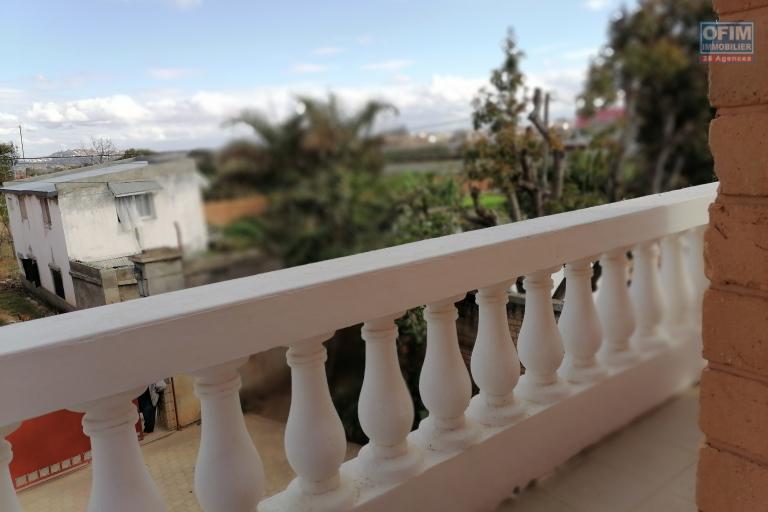 À louer une villa à étage de type F5 dans un quartier calme de Morondava Ambohibao
