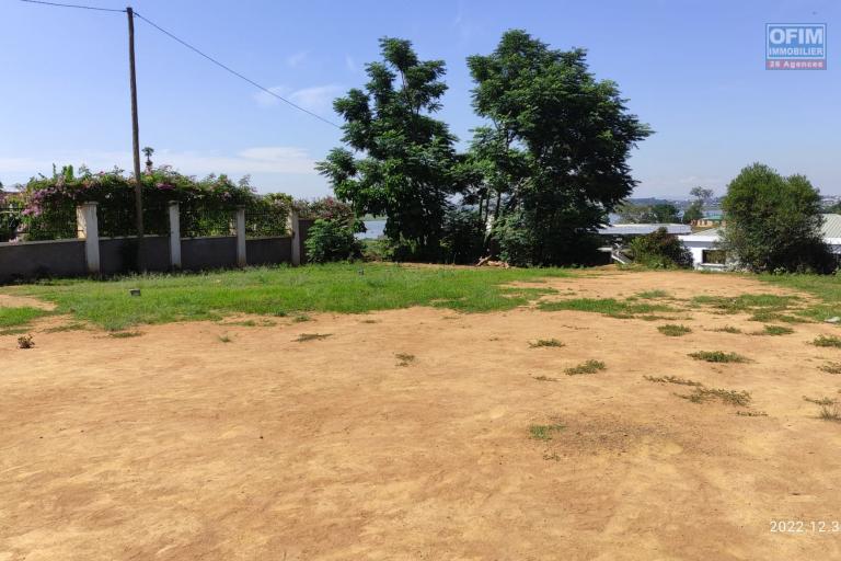 Beau terrain de 1 600 M2 avec vue sur le lac d'Ivato à Ambatolampy Tsimahafotsy- Antananarivo