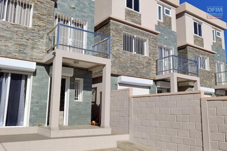  A Vendre Maison Neuve F3 en Duplex Meubl&eacute;e &agrave; Ambohitrarahaba. Contact Mr Jacky