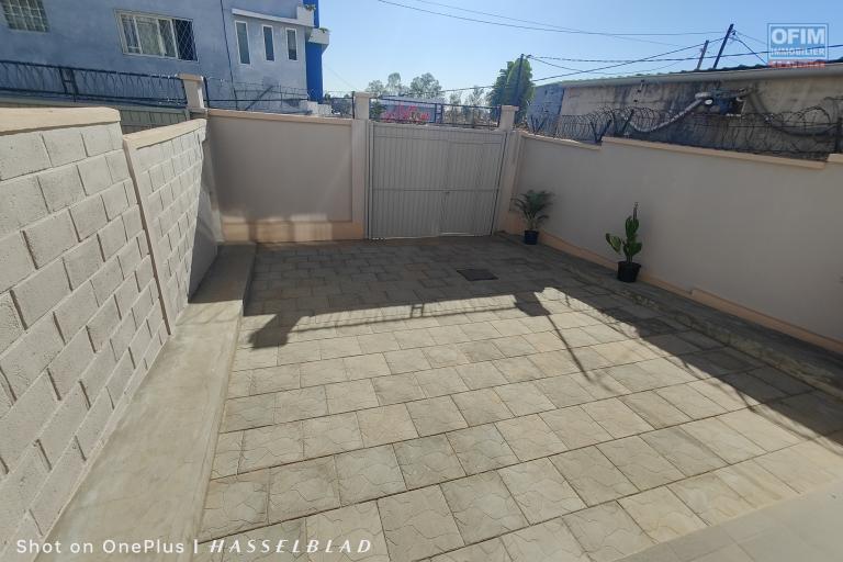 A Vendre Maison Neuve F3 en Duplex Meubl&eacute;e &agrave; Ambohitrarahaba. Contact Mr Jacky